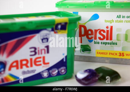 Persil lessive Ariel et capsules Banque D'Images