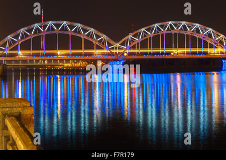 Pont de chemin de fer la nuit, Riga, Lettonie Banque D'Images