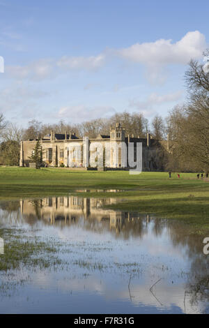 Vue sur le sud et l'est fronts de l'abbaye de Lacock, Wiltshire, reflétée dans l'eau d'inondation dans l'abbaye. L'inondation (photo) a eu lieu au cours de l'hiver 2013/14. Banque D'Images