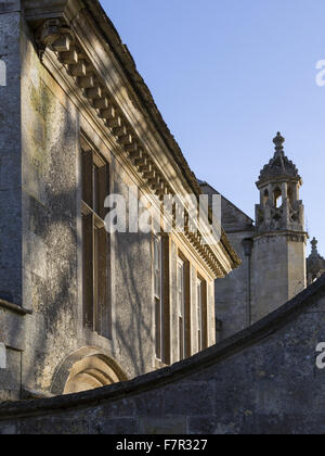 Une vue oblique de la face de l'abbaye de Lacock, Wiltshire. Banque D'Images