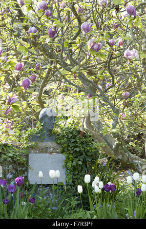 Buste de Virginia Woolf dans le jardin à Monk's House, East Sussex. Monk's House était l'écrivain Virginia Woolf's country home et retraite. Banque D'Images