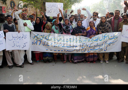 Les membres de l'Association des retraités de l'école publique Hyderabad slogans chant le non paiement de leurs cotisations de retraite au cours de manifestation de protestation à Hyderabad press club le Mercredi, Décembre 02, 2015. Banque D'Images