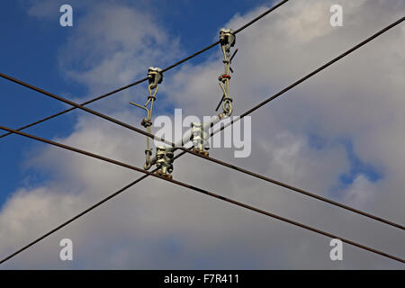 Le fil conducteur électrique au plafond avec des cintres "soutenir les deux principaux fils conducteurs et montre l'ajustement que les connecter Banque D'Images