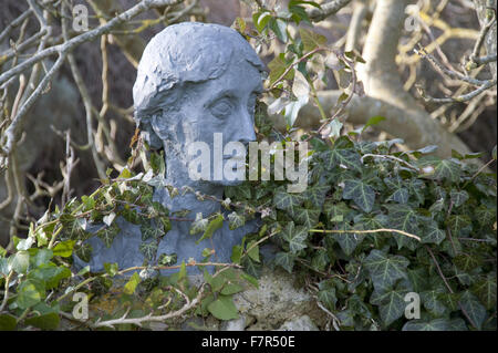 Buste de Virginia Woolf dans le jardin à Monk's House, East Sussex. Monk's House était l'écrivain Virginia Woolf's country home et retraite. Banque D'Images