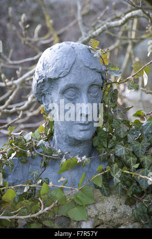 Buste de Virginia Woolf dans le jardin à Monk's House, East Sussex. Monk's House était l'écrivain Virginia Woolf's country home et retraite. Banque D'Images