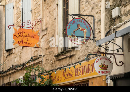 Bistrot de bureau , Le Jardin des Pin Up, St Rémy de Provence, France Banque D'Images
