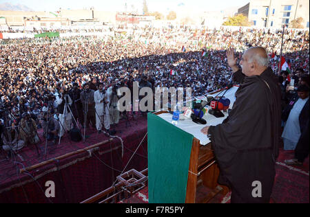 Pashtoonkhawa Parti Awami Milli (PPAFM) président, Mahmood Khan Achakzai aborde une réunion publique à l'occasion de l'anniversaire de la mort d'Abdul Samad Achakzai, tenue à Quetta le Mercredi, Décembre 02, 2015. Banque D'Images