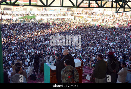 Pashtoonkhawa Parti Awami Milli (PPAFM) président, Mahmood Khan Achakzai aborde une réunion publique à l'occasion de l'anniversaire de la mort d'Abdul Samad Achakzai, tenue à Quetta le Mercredi, Décembre 02, 2015. Banque D'Images