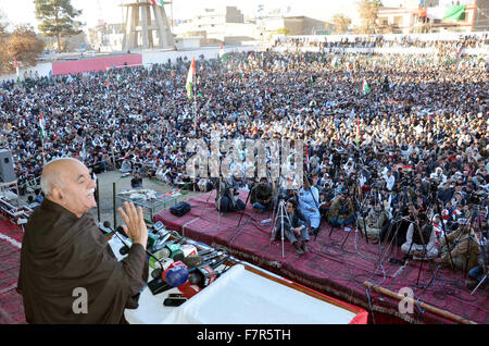 Pashtoonkhawa Parti Awami Milli (PPAFM) président, Mahmood Khan Achakzai aborde une réunion publique à l'occasion de l'anniversaire de la mort d'Abdul Samad Achakzai, tenue à Quetta le Mercredi, Décembre 02, 2015. Banque D'Images