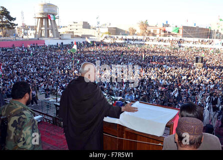 Pashtoonkhawa Parti Awami Milli (PPAFM) président, Mahmood Khan Achakzai aborde une réunion publique à l'occasion de l'anniversaire de la mort d'Abdul Samad Achakzai, tenue à Quetta le Mercredi, Décembre 02, 2015. Banque D'Images