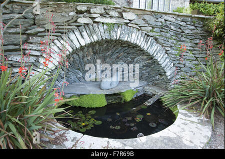 Concave supérieure extérieure sur une terrasse en face de la chambre à Coleton Fishacre, Devon. La piscine a été conçu par Oswald Milne, avec une pierre otter par Bridget McCrum. Banque D'Images