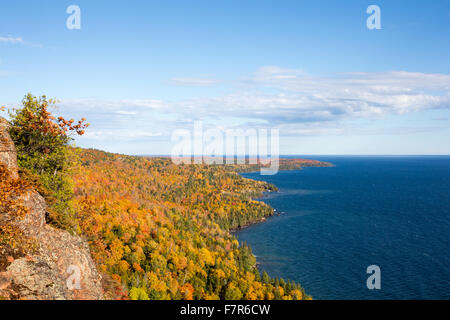 Haut Michigan robuste de la rive en couleurs d'automne montrant la péninsule Keweenaw atteindre dans le lac Supérieur. Ciel bleu. Copier l'espace. Banque D'Images