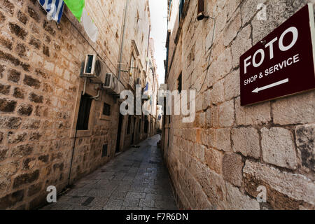 Message signe sur un trottoir dans la ville historique de Dubrovnik, Croatie Banque D'Images