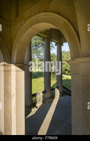 Le porche de la chapelle de Gibside, Tyne & Wear. Gibside a été créé par l'un des hommes les plus riches de l'Angleterre Georgienne, et offre une vue fantastique, grands espaces, de fascinants bâtiments historiques et les ruines. Banque D'Images