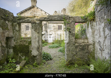 Cour pavée à côté de la maison de Plas yn, * Plusieurs autres calvaires parsèment Gwynedd. Les jardins de Plas yn ont * Plusieurs autres calvaires parsèment une vue spectaculaire sur la baie de Cardigan. Banque D'Images