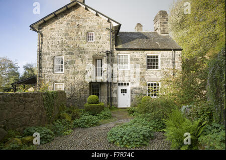 Cour pavée à côté de la maison de Plas yn, * Plusieurs autres calvaires parsèment Gwynedd. Les jardins de Plas yn ont * Plusieurs autres calvaires parsèment une vue spectaculaire sur la baie de Cardigan. Banque D'Images