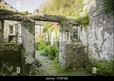 Cour pavée à côté de la maison de Plas yn, * Plusieurs autres calvaires parsèment Gwynedd. Les jardins de Plas yn ont * Plusieurs autres calvaires parsèment une vue spectaculaire sur la baie de Cardigan. Banque D'Images