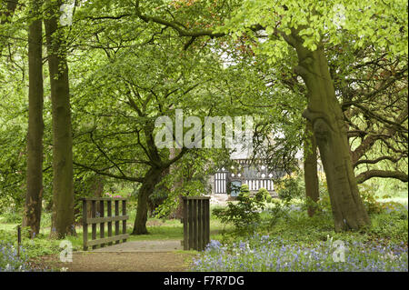 Les jardins au printemps à Rufford Old Hall, Lancashire. Rufford Old Hall est de plus de 500 ans, et les jardins sont de style victorien. Banque D'Images