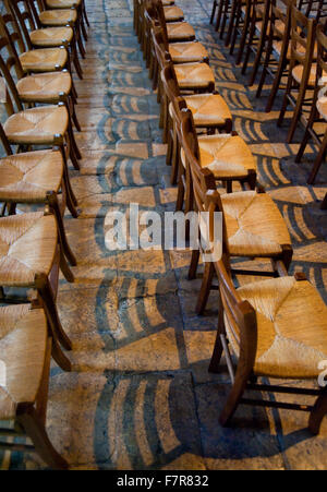 Des rangées de chaises dans la cathédrale de Chartres Banque D'Images