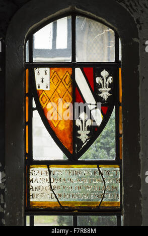 Vitraux à Baddesley Clinton, Warwickshire. Baddesley Clinton est un manoir entouré de douves du 15ème siècle. Banque D'Images