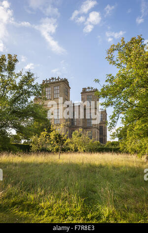 La salle vue depuis le Verger à Hardwick Hall, Derbyshire. Le Hardwick domaine est constitué de maisons superbes et de beaux paysages. Banque D'Images