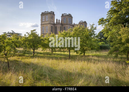 La salle vue depuis le Verger à Hardwick Hall, Derbyshire. Le Hardwick domaine est constitué de maisons superbes et de beaux paysages. Banque D'Images