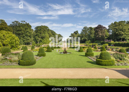 Le parterre de la Longue Vue Jardin Galerie à Blickling Estate, Norfolk. Blickling est une tourelle en brique rouge manoir jacobéen, assis dans de beaux jardins et de parcs. Banque D'Images