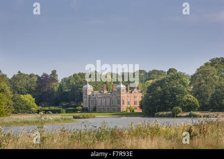 La salle du lac à Blickling Estate, Norfolk. Blickling est une tourelle en brique rouge manoir jacobéen, assis dans de beaux jardins et de parcs. Banque D'Images