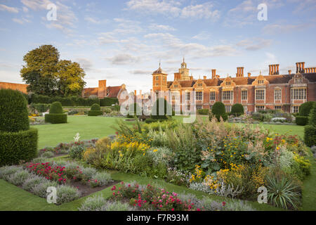 Le parterre jardin à Blickling Estate, Norfolk. Blickling est une tourelle en brique rouge manoir jacobéen, assis dans de beaux jardins et de parcs. Banque D'Images