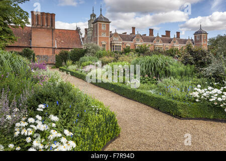 Le double des frontières au Blickling Estate, Norfolk. Blickling est une tourelle en brique rouge manoir jacobéen, assis dans de beaux jardins et de parcs. Banque D'Images