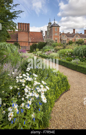 Le double des frontières au Blickling Estate, Norfolk. Blickling est une tourelle en brique rouge manoir jacobéen, assis dans de beaux jardins et de parcs. Banque D'Images