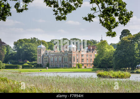 La salle du lac à Blickling Estate, Norfolk. Blickling est une tourelle en brique rouge manoir jacobéen, assis dans de beaux jardins et de parcs. Banque D'Images