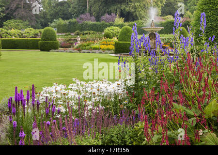 Le parterre jardin à Blickling Estate, Norfolk. Blickling est une tourelle en brique rouge manoir jacobéen, assis dans de beaux jardins et de parcs. Banque D'Images