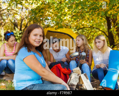 De grandes belles mignon fille assise près de la tente jaune Banque D'Images