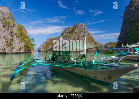 Une vue sur un catamaran dans la baie de Coron, aux Philippines Banque D'Images