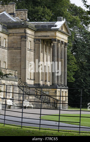 Vue de l'entrée à portique et Nostell Priory, West Yorkshire. Commandée en 1733, Nostell a été construite sur un site prieuré médiéval. Il a été le foyer de la famille Winn pendant 300 ans. Banque D'Images