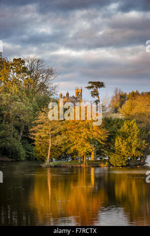 L'Octogone Lake et le temple gothique à Stowe, Buckinghamshire. Stowe est un jardin paysager du 18ème siècle, et comprend plus de 40 temples et monuments historiques. Banque D'Images