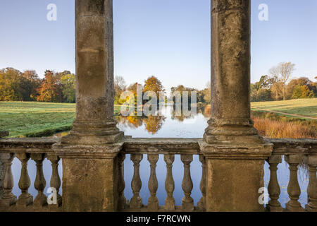 Vue depuis le pont palladien à Stowe, Buckinghamshire. Stowe est un jardin paysager du 18ème siècle, et comprend plus de 40 temples et monuments historiques. Banque D'Images