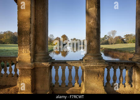 Vue depuis le pont palladien à Stowe, Buckinghamshire. Stowe est un jardin paysager du 18ème siècle, et comprend plus de 40 temples et monuments historiques. Banque D'Images