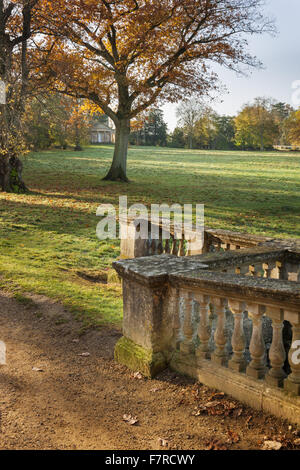 Vue depuis le pont palladien à Stowe, Buckinghamshire. Stowe est un jardin paysager du 18ème siècle, et comprend plus de 40 temples et monuments historiques. Banque D'Images