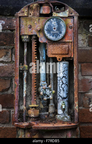 Close up detail d'une ancienne pompe à essence à Hardwick Village, Nottinghamshire. Banque D'Images