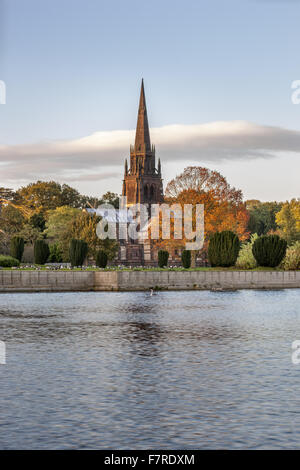 Vue de la chapelle vue du lac à Clumber Park, Nottinghamshire. Conçu par G.F. Bodley (1827-1902), il est considéré comme l'un des plus beaux exemples de son travail. Banque D'Images