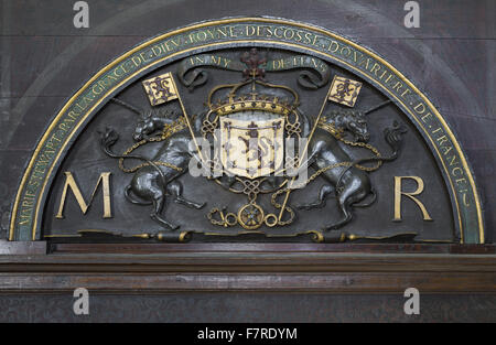 Un panneau d'emblèmes héraldiques sculptés présentant les lettres 'M.R.', d'au-dessus de l'entrée dans la chambre à coucher connu sous le nom de Marie, Reine des Écossais, prix, Hardwick Hall, Derbyshire. Banque D'Images