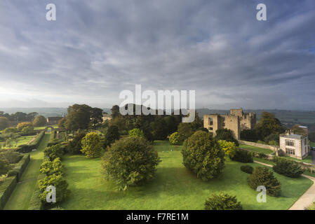 Vue des jardins et le parc, sur les toits de Hardwick Hall, Derbyshire. Les ruines de Hardwick Old Hall (National Trust pas) peut être vu dans l'arrière-plan. Banque D'Images