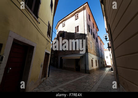 Rues étroites, vieux pavement et très vieux bâtiments dans la vieille ville de Porec, Croatie. Banque D'Images