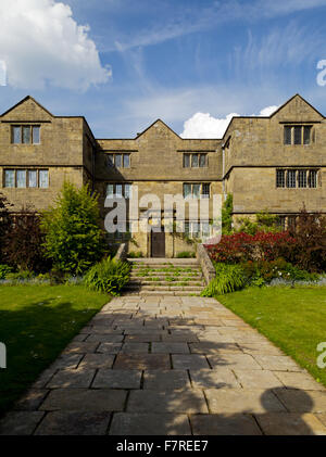 L'avant de Eyam Hall et centre d'Artisanat, Derbyshire. Eyam Hall est un exemple d'un manoir Jacobin pierre meulière, situé dans un jardin clos. Banque D'Images