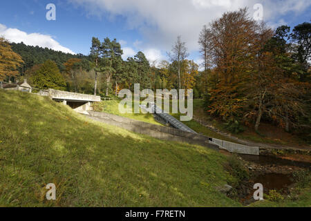 La vis d'Archimède à turbine hydro-électrique Cragside, dans le Northumberland. L'éolienne utilise l'eau du lac Tumbleton pour créer de l'électricité pour la maison à Cragside. Banque D'Images