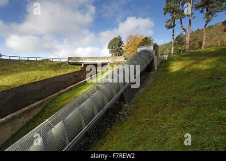 La vis d'Archimède à turbine hydro-électrique Cragside, dans le Northumberland. L'éolienne utilise l'eau du lac Tumbleton pour créer de l'électricité pour la maison à Cragside. Banque D'Images