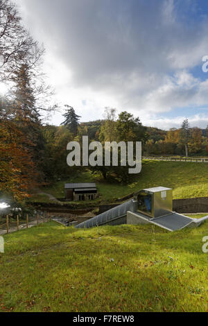 La vis d'Archimède à turbine hydro-électrique Cragside, dans le Northumberland. L'éolienne utilise l'eau du lac Tumbleton pour créer de l'électricité pour la maison à Cragside. Banque D'Images