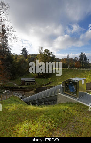 La vis d'Archimède à turbine hydro-électrique Cragside, dans le Northumberland. L'éolienne utilise l'eau du lac Tumbleton pour créer de l'électricité pour la maison à Cragside. Banque D'Images